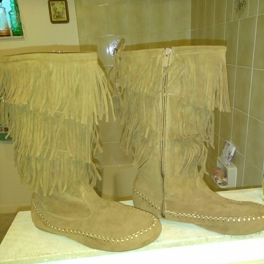 Fringe brown boots